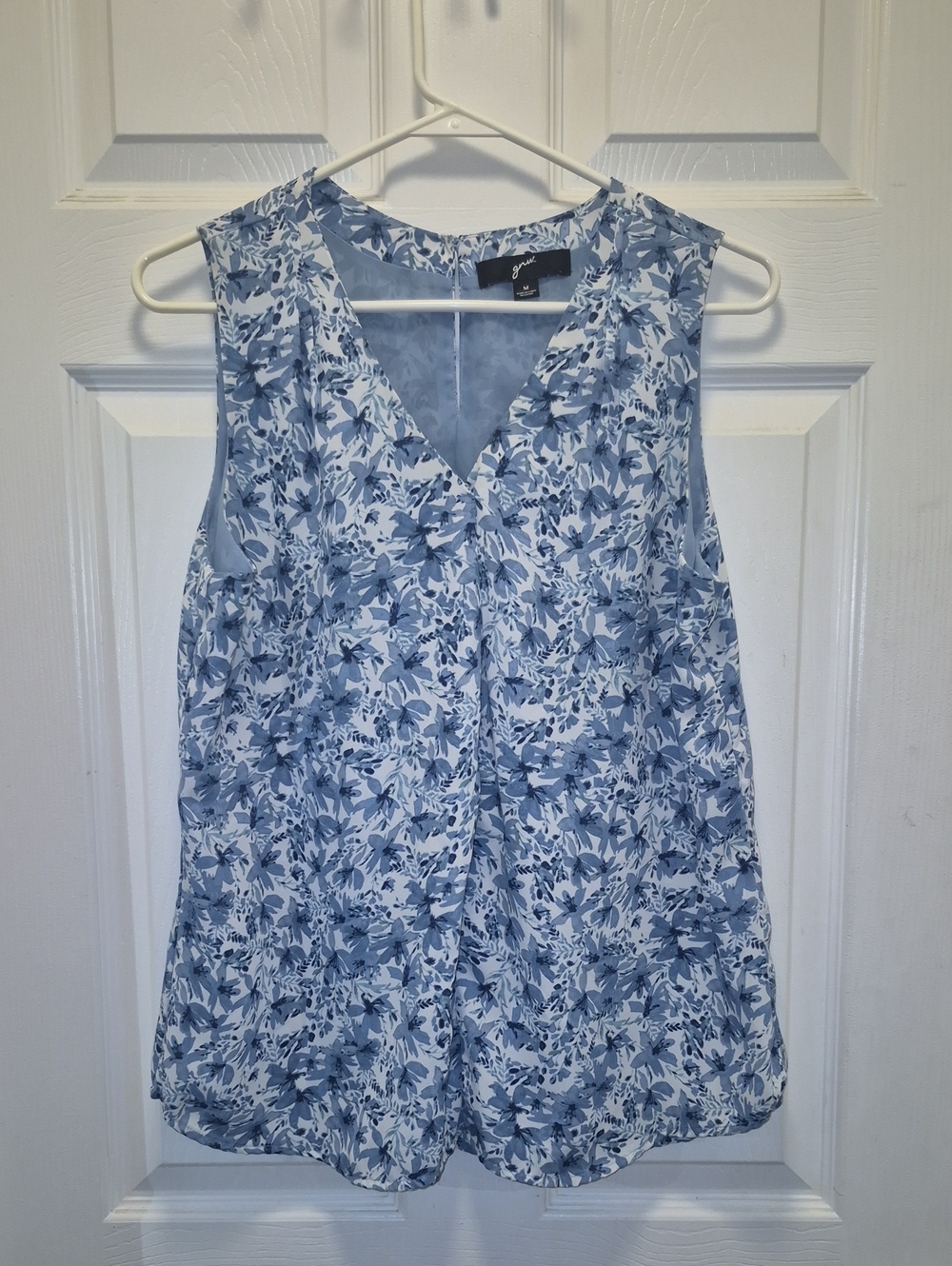 EUC GNW Light Blue Floral V-Neck Sleeveless Tank